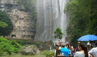 三峡旅游景点的瀑布
